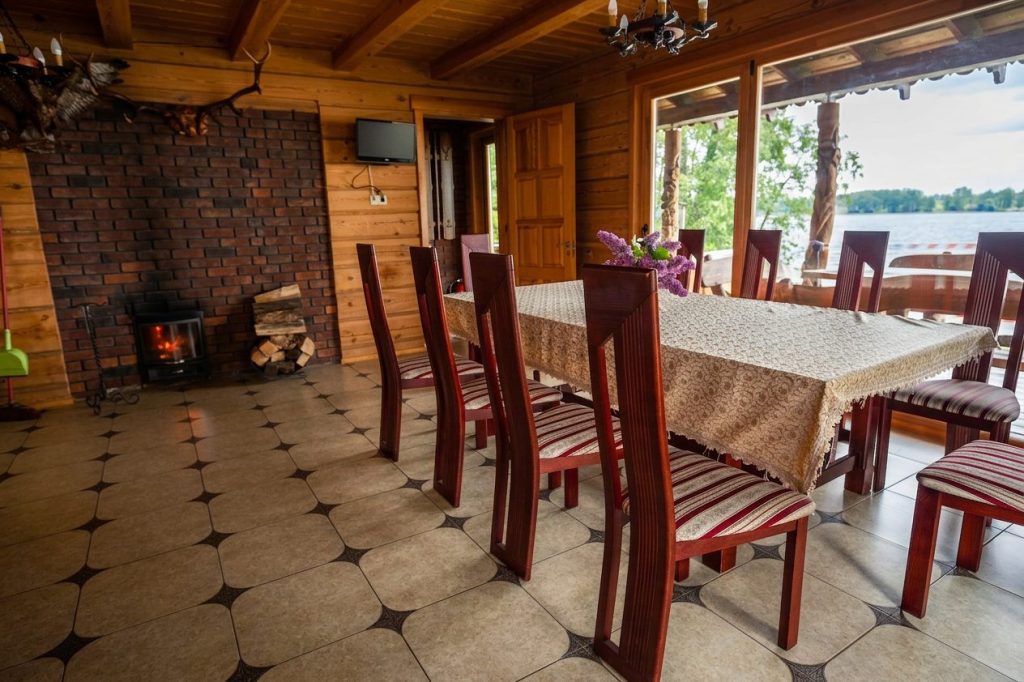Valgomasis su židiniu ir vaizdu į ežerą